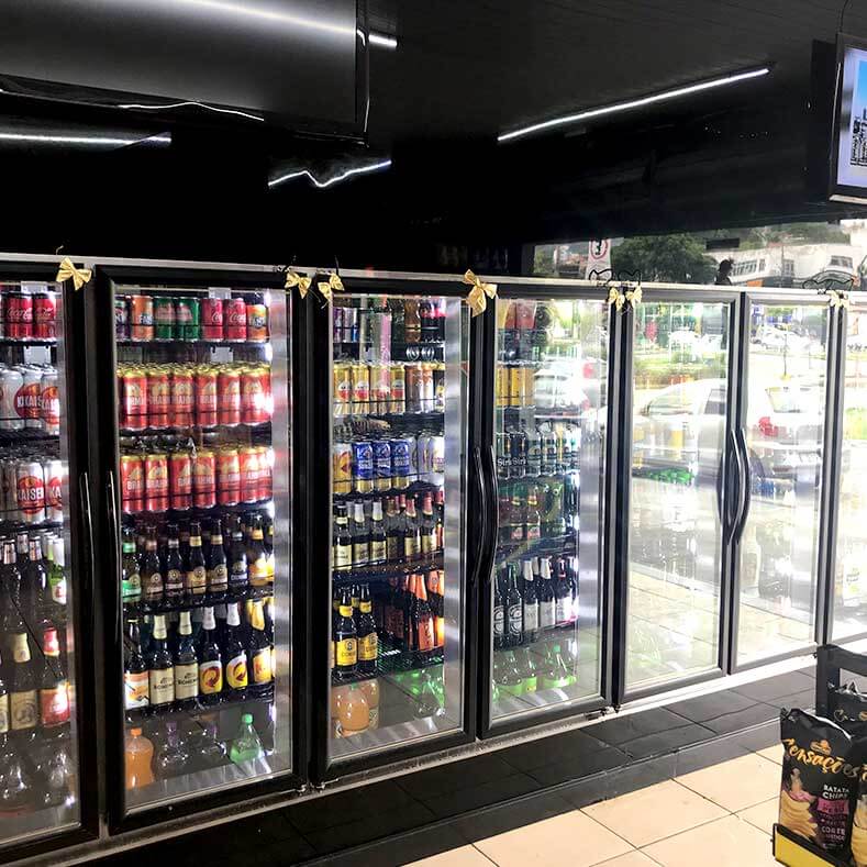 FreeArt - CĆ¢mara fria expositora com 8 portas, prateleiras moduladas com regulagem de altura