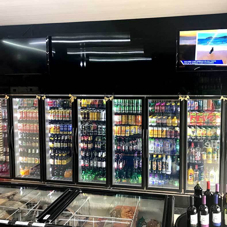FreeArt - CĆ¢mara fria expositora com 8 portas, prateleiras moduladas com regulagem de altura.