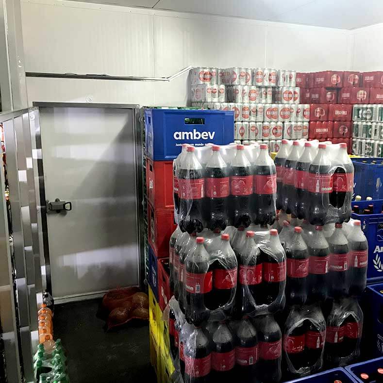 FreeArt - CĆ¢mara expositora com estoque, porta de acesso e prateleiras de venda