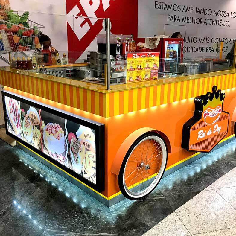FreeArt - Remodelagem externa do quiosque, fabricação dos balcões de trabalho internos, tablado de lanches e bancos fixos.