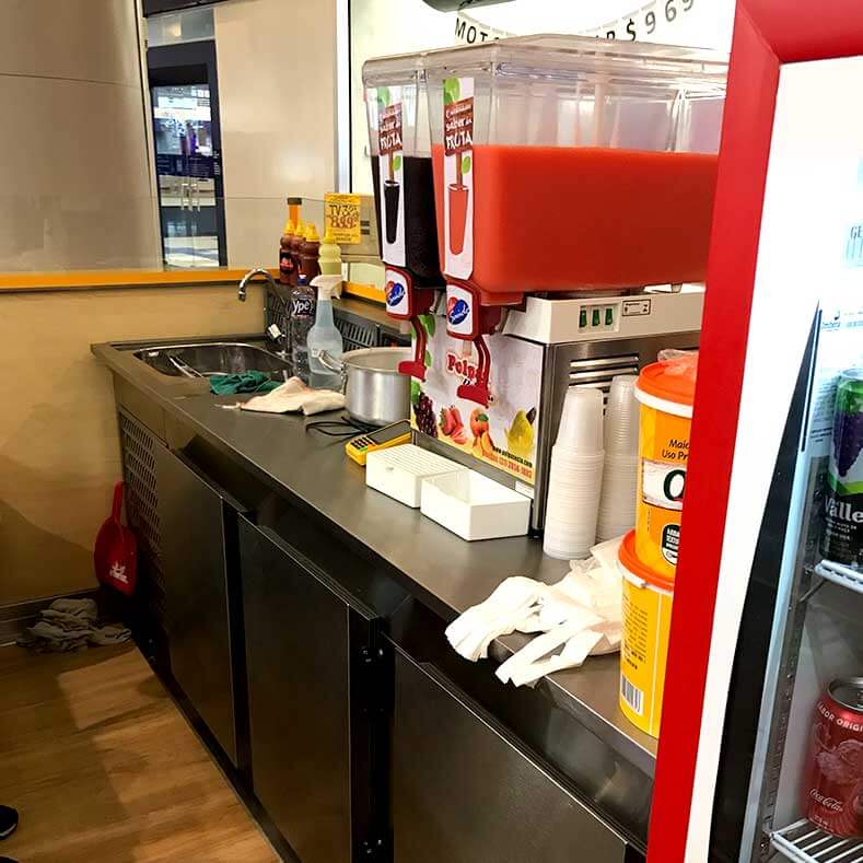 FreeArt - Vista interna do quiosque, vendo o balcão de trabalho refrigerado com pia 100% inox.
