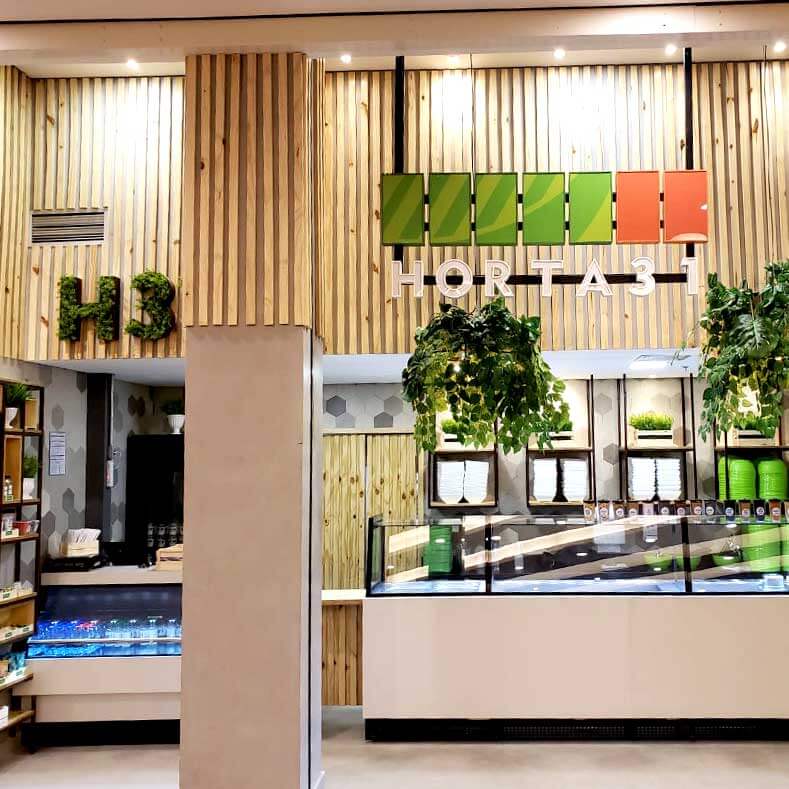 FreeArt - Vitrine refrigerada com caixa embutido, vitrine vertical com portas de correr e buffet expositor